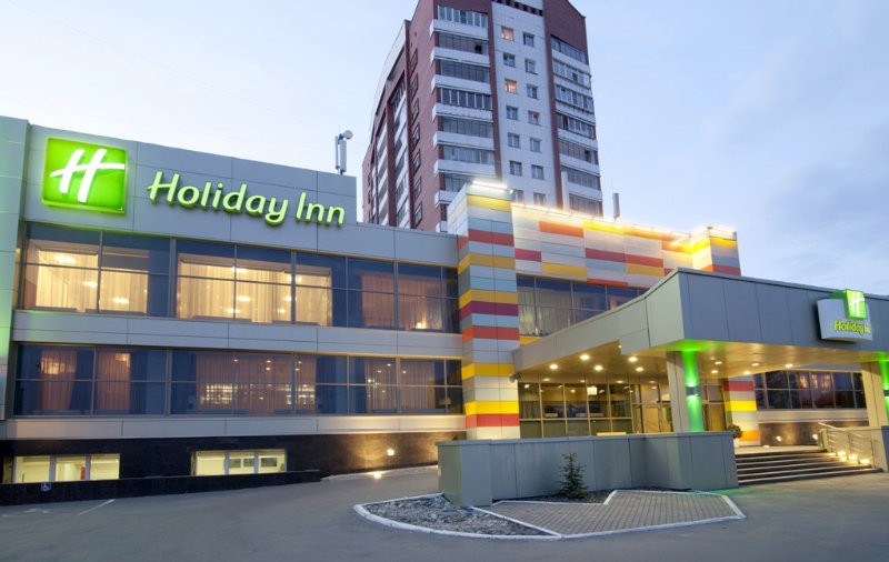 Вывеска Holiday Inn